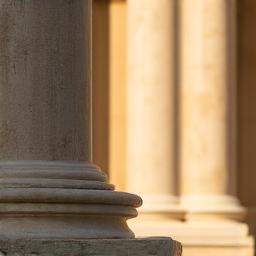 Dettagli architettonici di un palazzo istituzionale romano